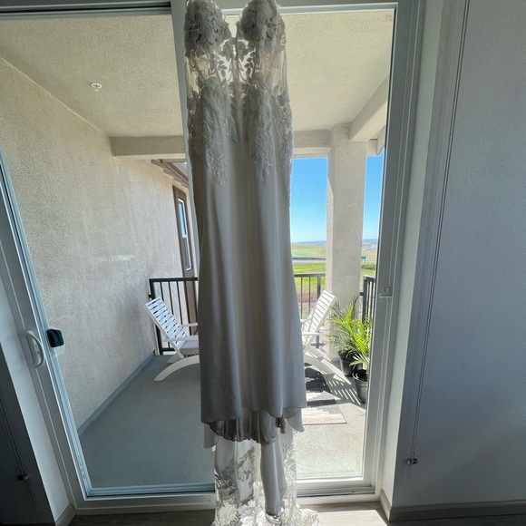 Enzoani Pearl Wedding Dress - Picture 17 of 17